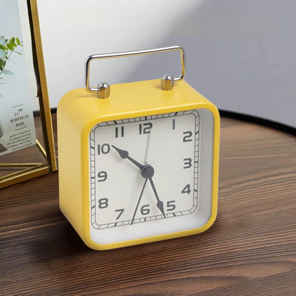 Pieni neliönmallinen matkaherätyskello