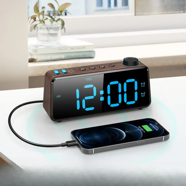 Puukuvioinen digitaalinen kelloradio isolla näytöllä