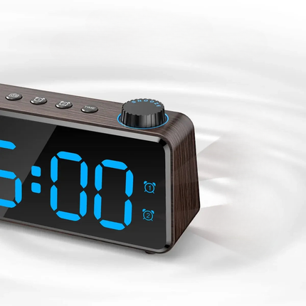 Puukuvioinen digitaalinen kelloradio isolla näytöllä