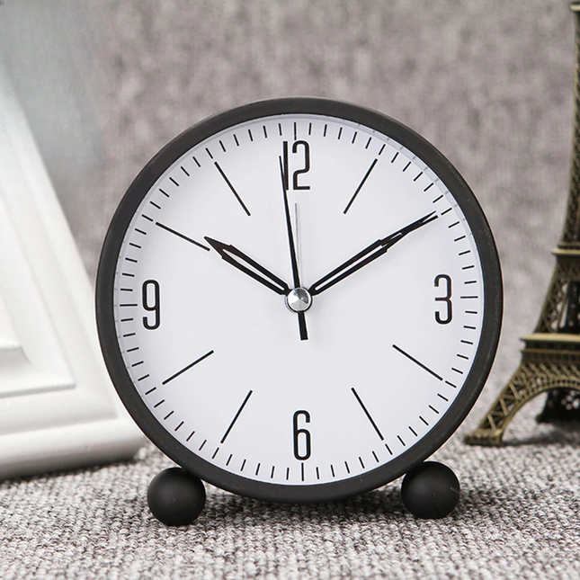 Minimalistinen pyöreä analoginen herätyskello