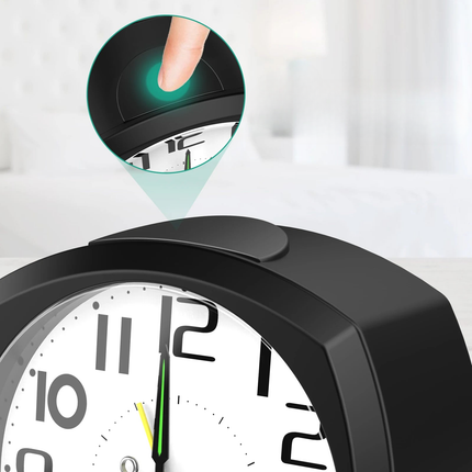 Yksinkertainen analoginen herätyskello yöpöydälle