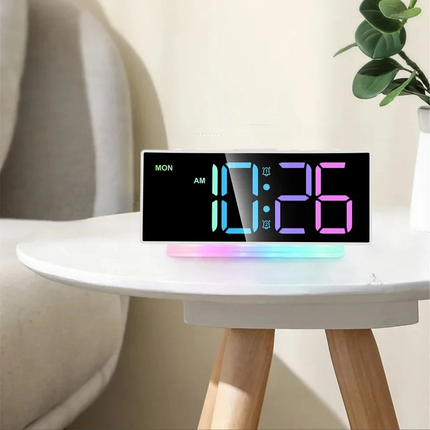 Valaistu herätyskello kahdella hälytyksellä
