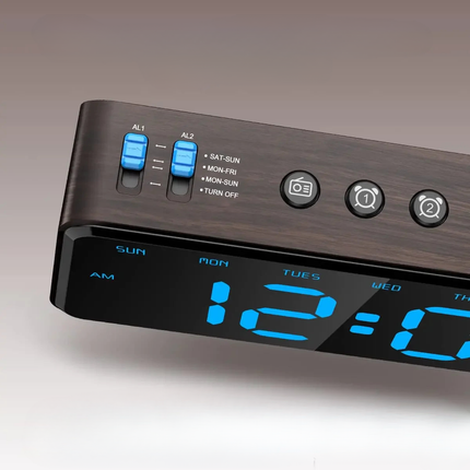 Puukuvioinen digitaalinen kelloradio isolla näytöllä