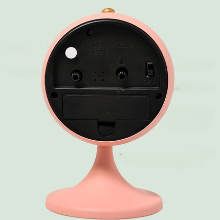 Vintage-herätyskello jalustalla makuuhuoneeseen