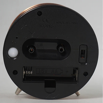 Pieni retro-herätyskello viisareilla