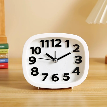 Paristokäyttöinen kello suurilla numeroilla