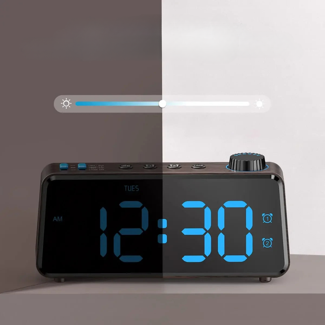 Puukuvioinen digitaalinen kelloradio isolla näytöllä