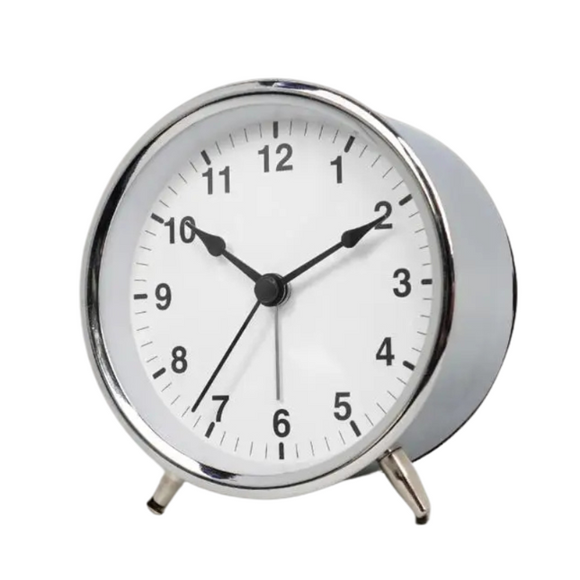 Pieni retro-herätyskello viisareilla