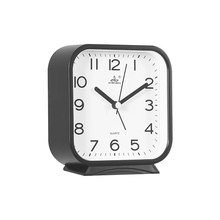 Neliönmuotoinen analoginen herätyskello pöydälle