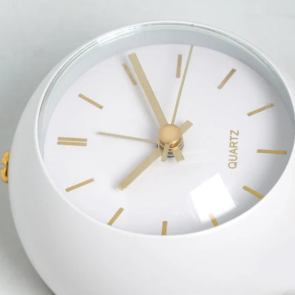 Vintage-herätyskello jalustalla makuuhuoneeseen