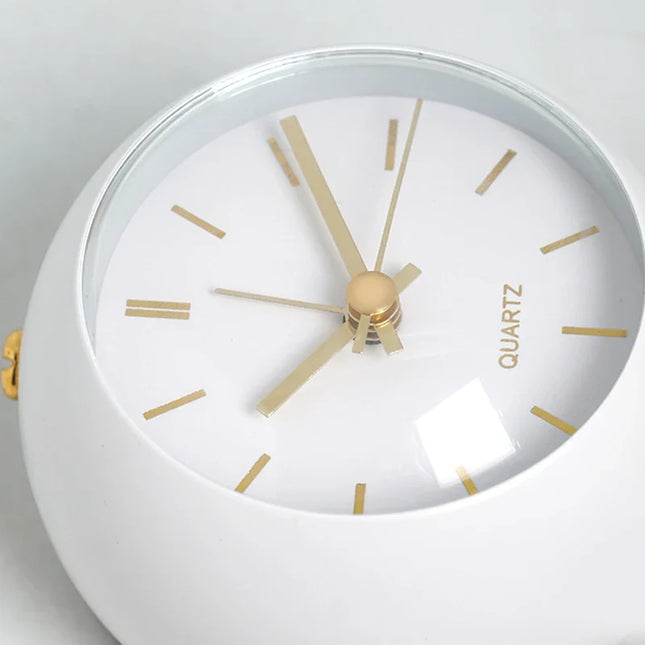 Vintage-herätyskello jalustalla makuuhuoneeseen