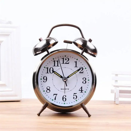 Pieni vintage-herätyskello metallia