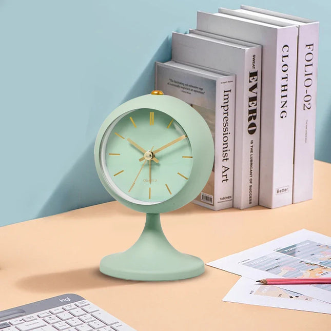 Vintage-herätyskello jalustalla makuuhuoneeseen