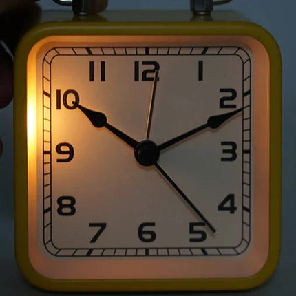 Pieni neliönmallinen matkaherätyskello