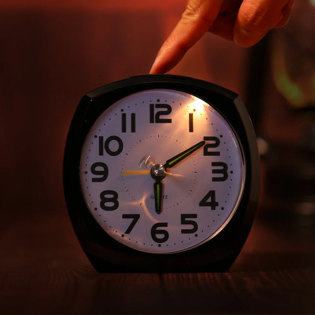 Yksinkertainen analoginen herätyskello yöpöydälle