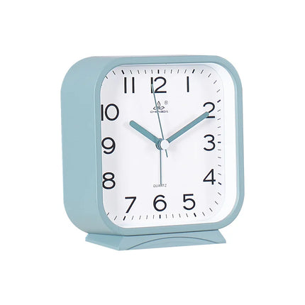 Neliönmuotoinen analoginen herätyskello pöydälle