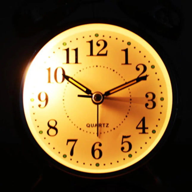 Pieni vintage-herätyskello metallia