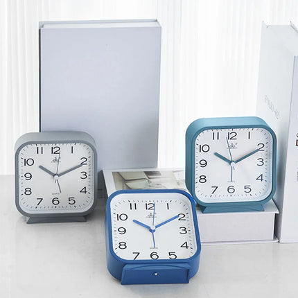 Neliönmuotoinen analoginen herätyskello pöydälle