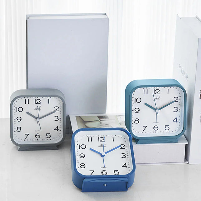 Neliönmuotoinen analoginen herätyskello pöydälle