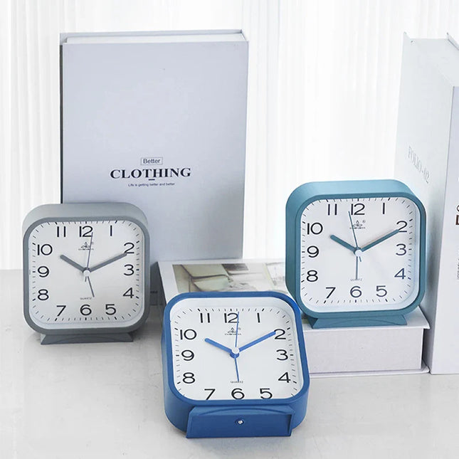 Neliönmuotoinen analoginen herätyskello pöydälle