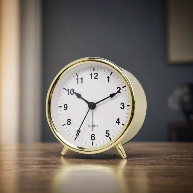 Pieni retro-herätyskello viisareilla