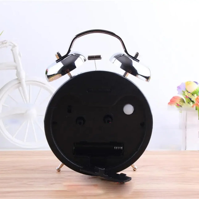 Pieni vintage-herätyskello metallia