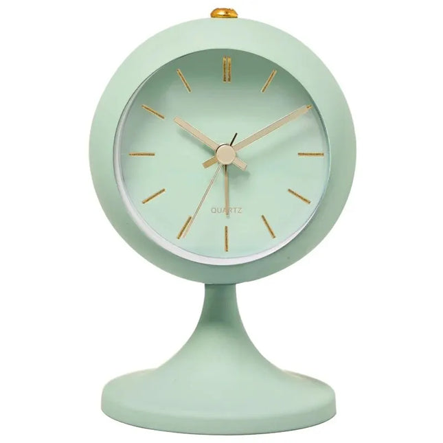 Vintage-herätyskello jalustalla makuuhuoneeseen