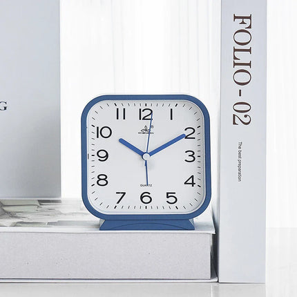 Neliönmuotoinen analoginen herätyskello pöydälle