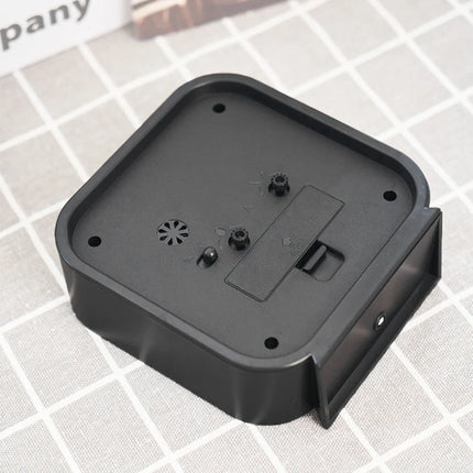 Neliönmuotoinen analoginen herätyskello pöydälle