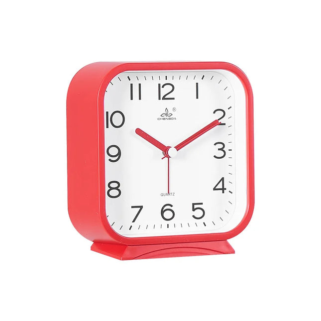 Neliönmuotoinen analoginen herätyskello pöydälle