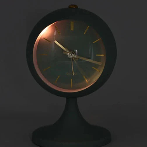 Vintage-herätyskello jalustalla makuuhuoneeseen