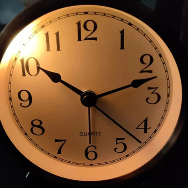 Pieni retro-herätyskello viisareilla