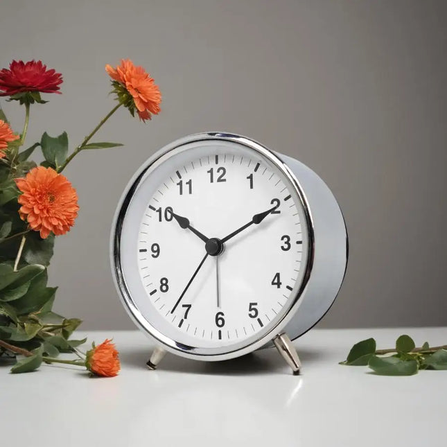 Pieni retro-herätyskello viisareilla