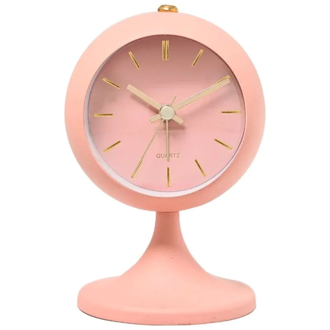 Vintage-herätyskello jalustalla makuuhuoneeseen