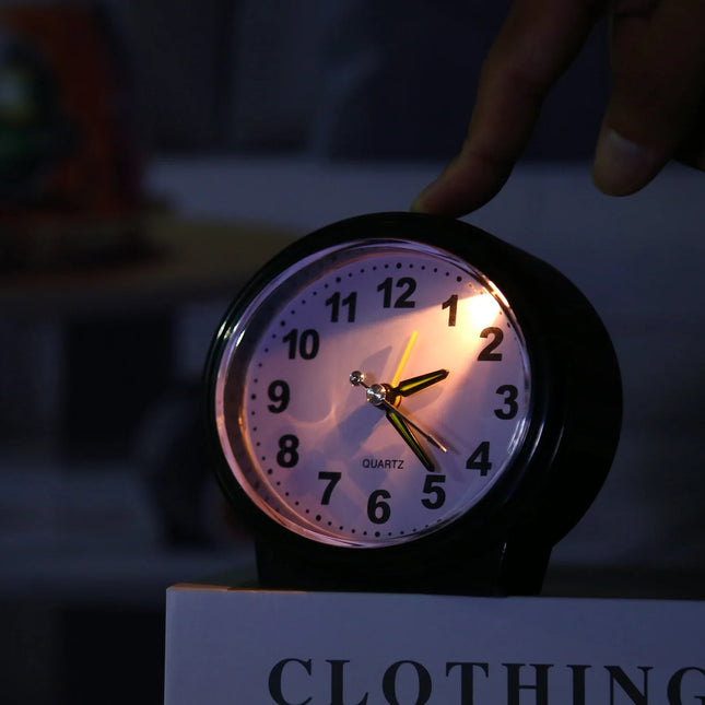 Pieni paristokäyttöinen analoginen herätyskello