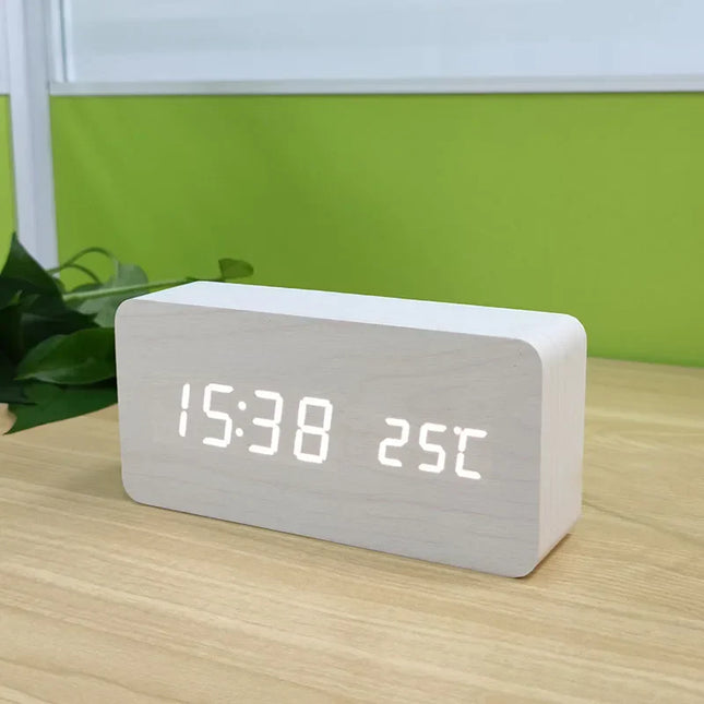 Valkoinen puinen herätyskello LED-näytöllä