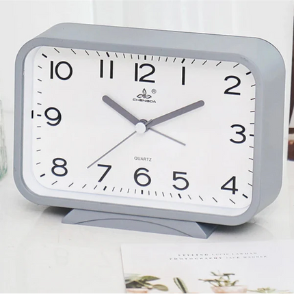 Suorakulmainen analoginen herätyskello makuuhuoneeseen