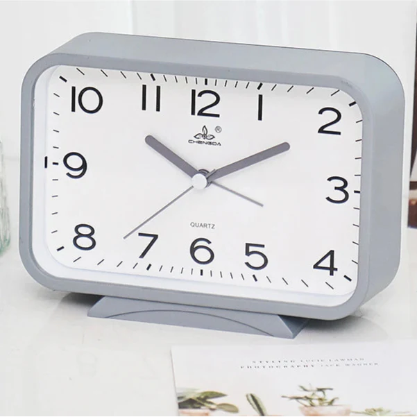 Suorakulmainen analoginen herätyskello makuuhuoneeseen