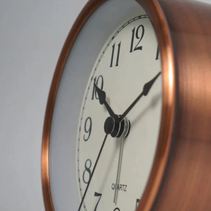 Pieni retro-herätyskello viisareilla