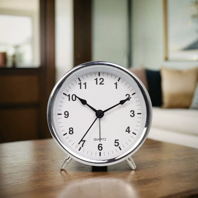 Pieni retro-herätyskello viisareilla