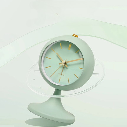 Vintage-herätyskello jalustalla makuuhuoneeseen