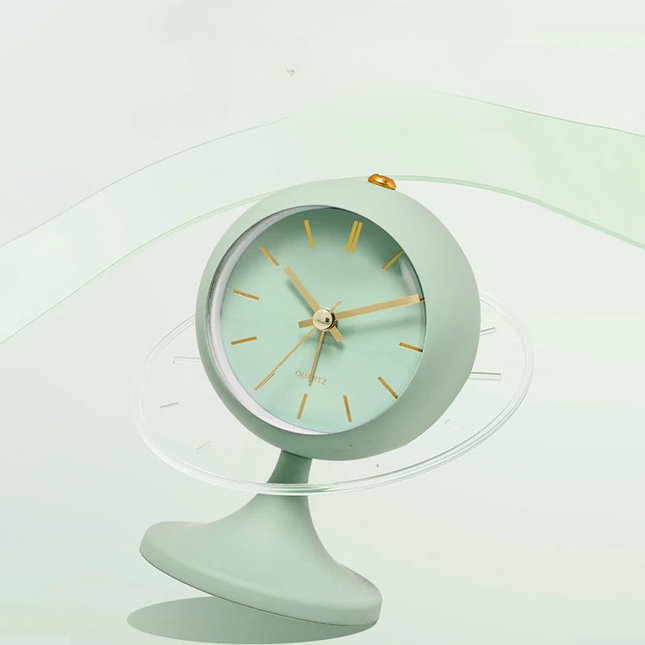 Vintage-herätyskello jalustalla makuuhuoneeseen