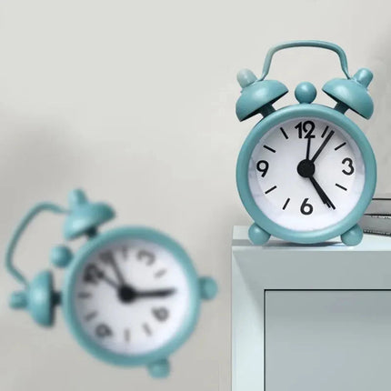 Pieni mini-kokoinen analoginen herätyskello