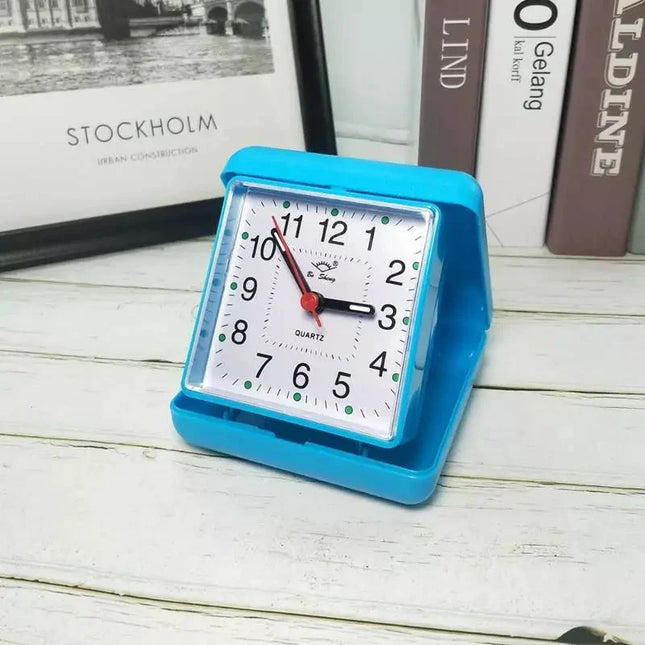 Pieni retro-tyylinen matkaherätyskello