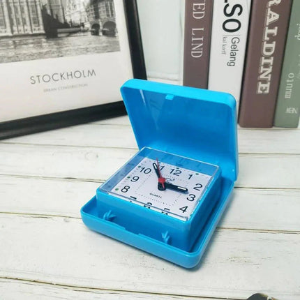 Pieni retro-tyylinen matkaherätyskello