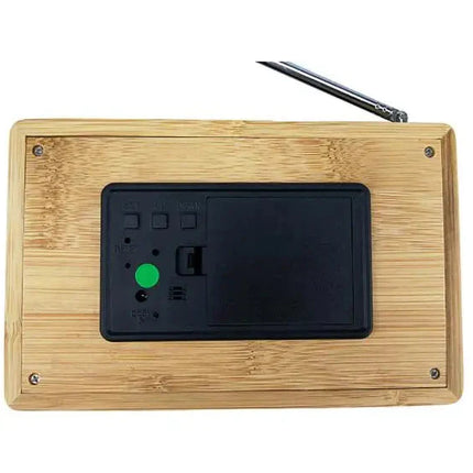 Puinen retro-kelloradio antennilla