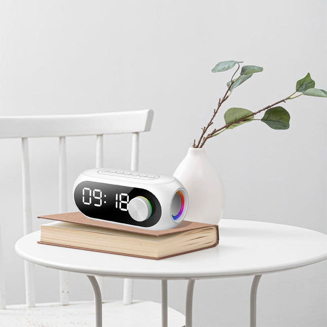 Moderni kelloradio Bluetooth-kaiuttimella