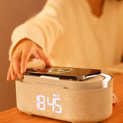 Kelloradio langattomalla laturilla ja valolla