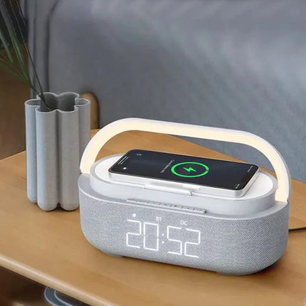 Kelloradio langattomalla laturilla ja valolla