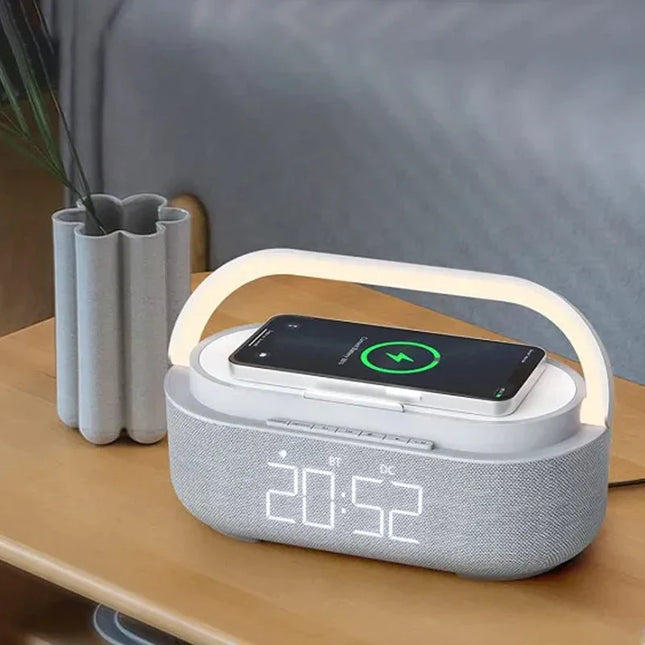 Kelloradio langattomalla laturilla ja valolla